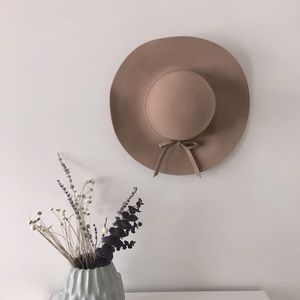 D&Y wide brim 100% wool hat with bow detail